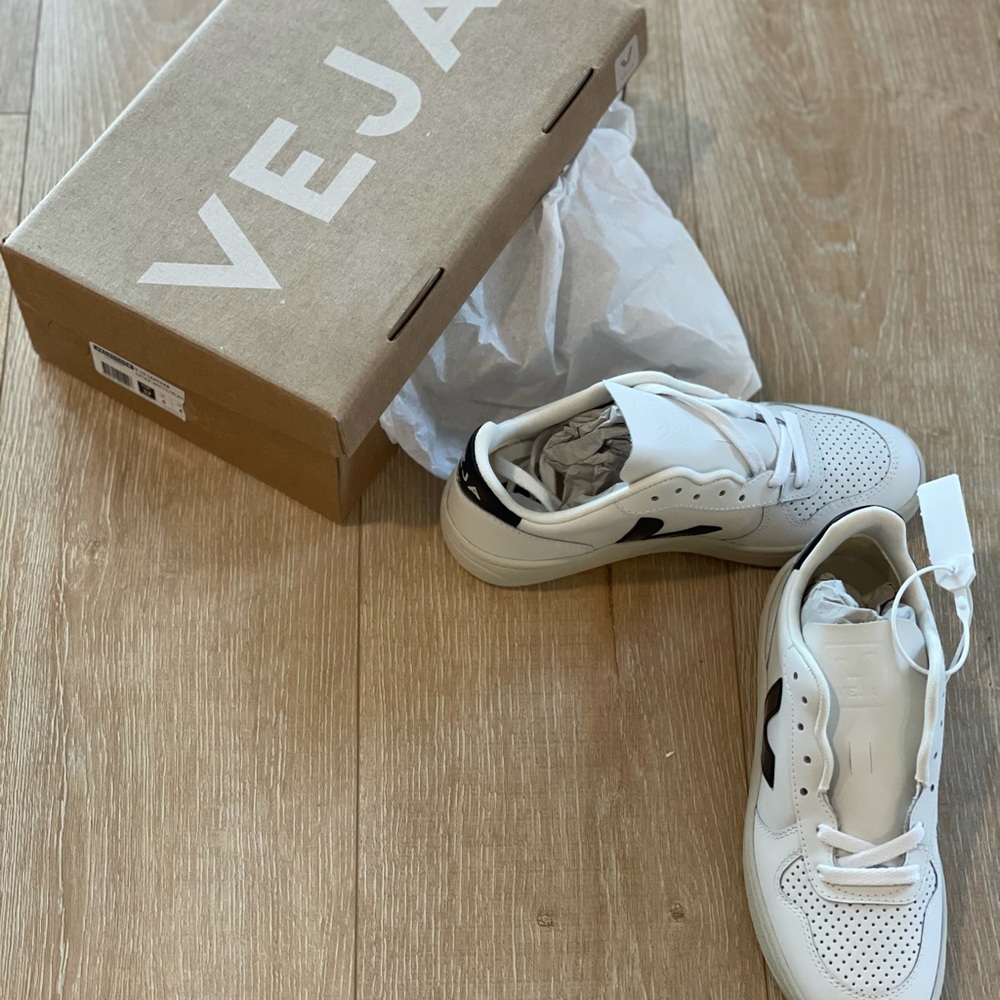 BRAND NEW Veja V-10